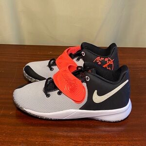 Nike Kyrie Flytrap 3 SE Hs Light Smoke Gray Bright Crimson Size 4.5Y NWOT